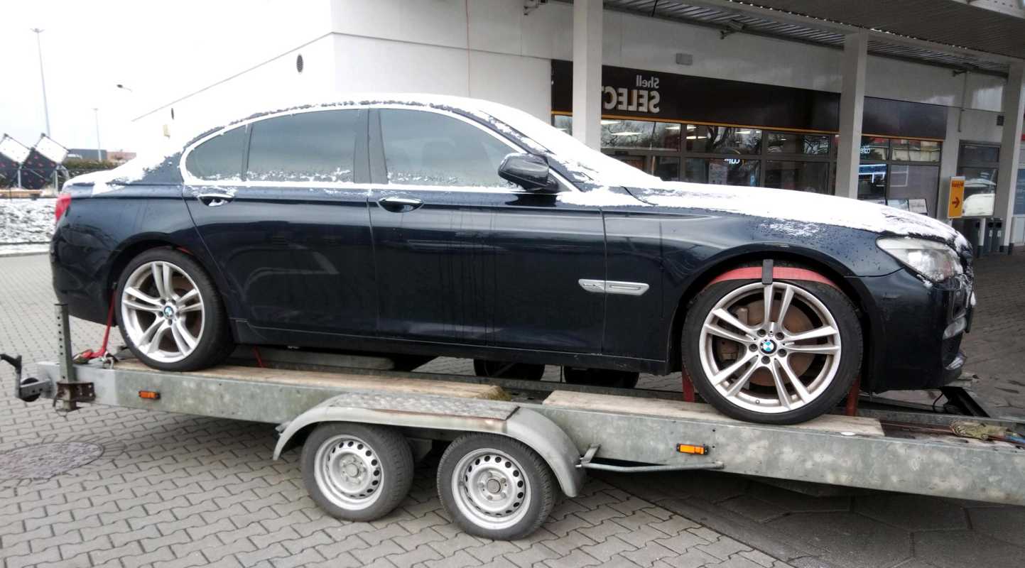 Эвакуация и транспортировка автомобиля БМВ 750 на прицепе